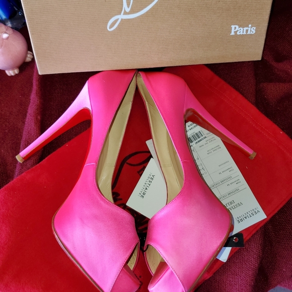 Christian Louboutin - Picture 4 of 4